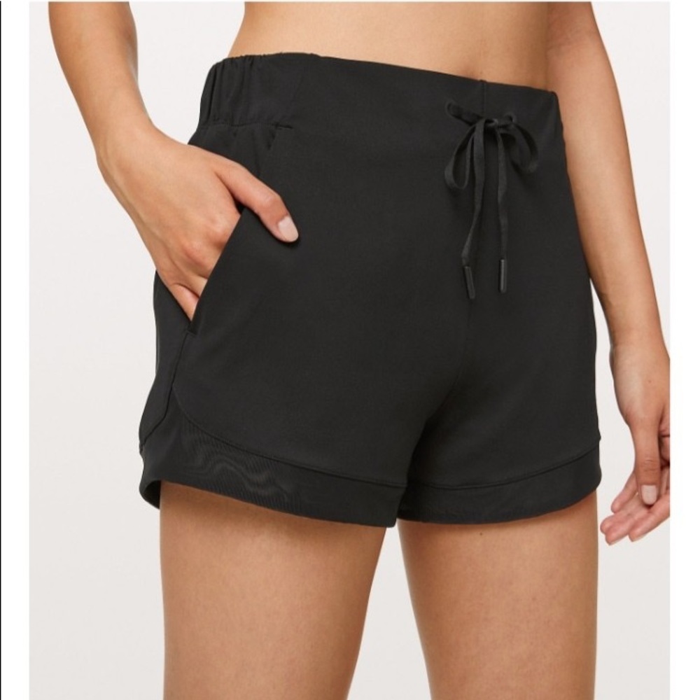 LULULEMON ATHLETICA SUNSETTING SHORT BLACK